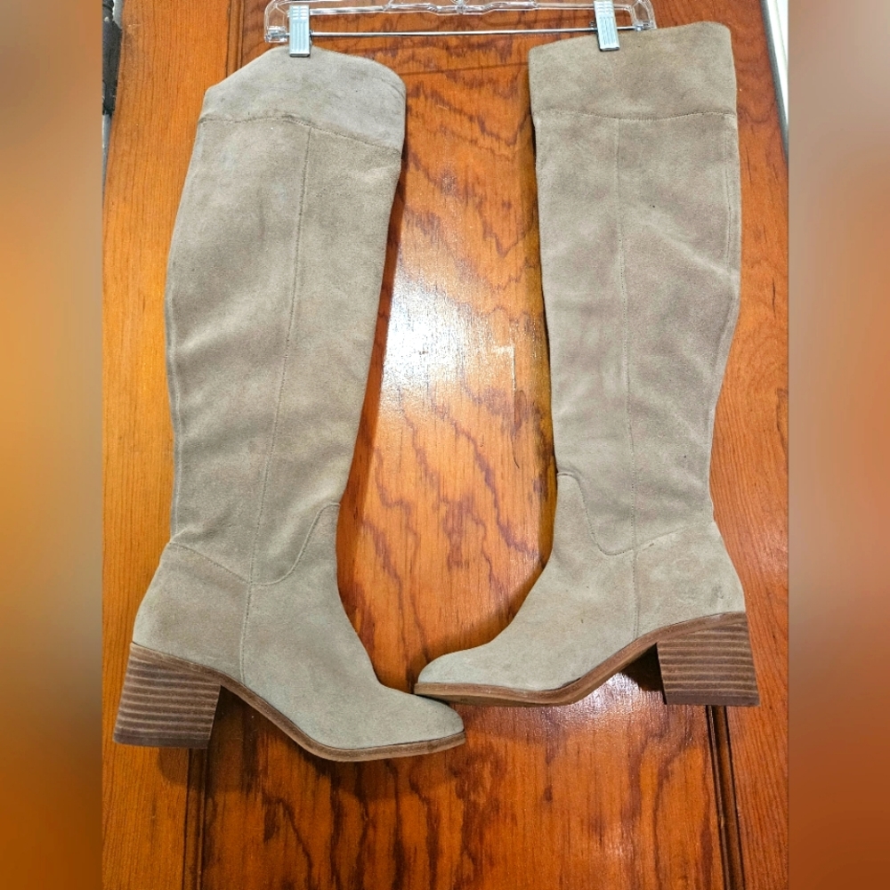 Beige knee/thigh high boots. 5.5. Gianni Bini